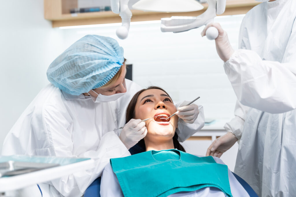 "Dentista examinando a un paciente para identificar signos de enfermedades sistémicas."