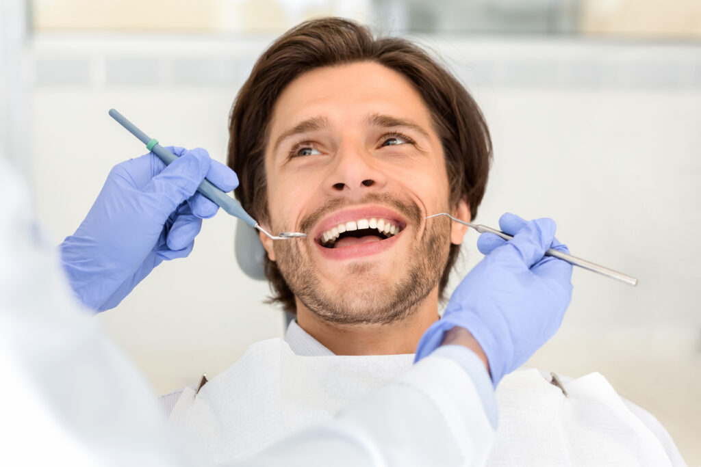 Retrato de hombre asistiendo al dentista