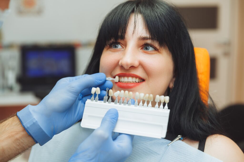 "Dentista explicando la importancia del esmalte dental a un paciente con prótesis."