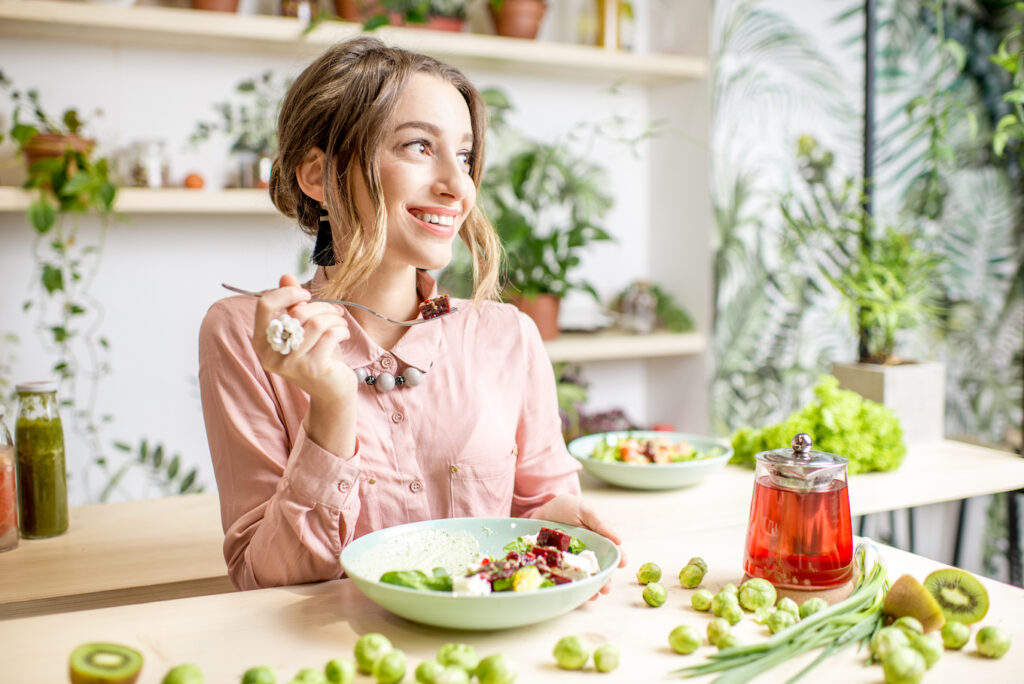 Prótesis dental bien ajustada, mejora de la masticación y salud digestiva