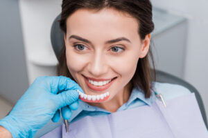 "Dentista explicando los cuidados necesarios para prótesis en pacientes con enfermedades crónicas."